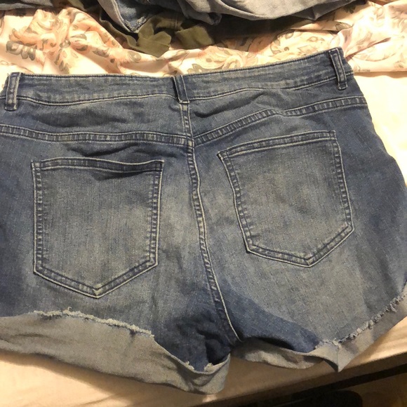 3 pairs of gently worn shorts - Picture 4 of 4